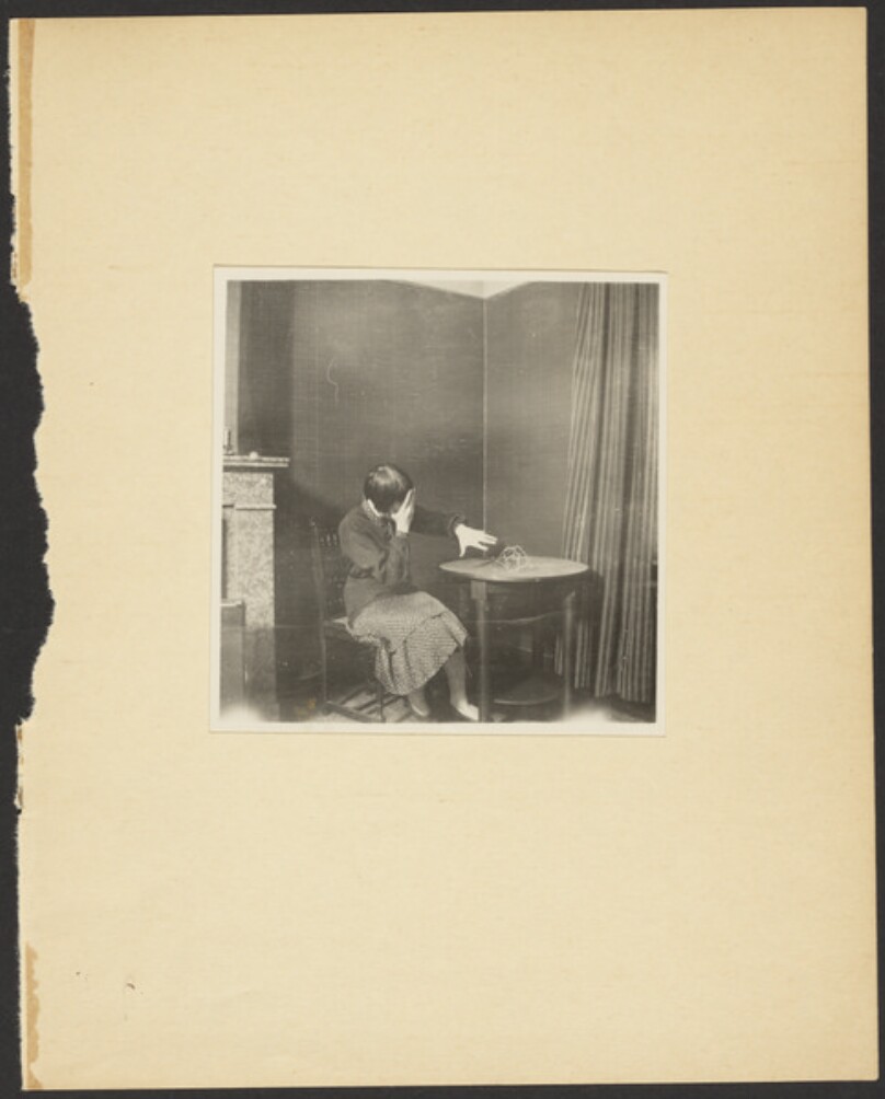 Femme effrayee par une ficelle