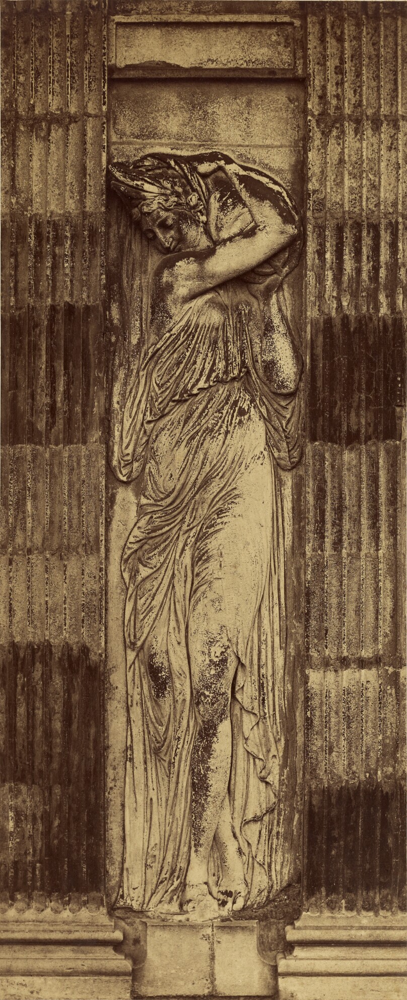 [ Détail des Nymphe de Jean Goujon] / [Nymphe, Fontaine des Innocents, Paris]