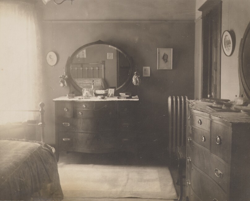 [Interior of a bedroom]