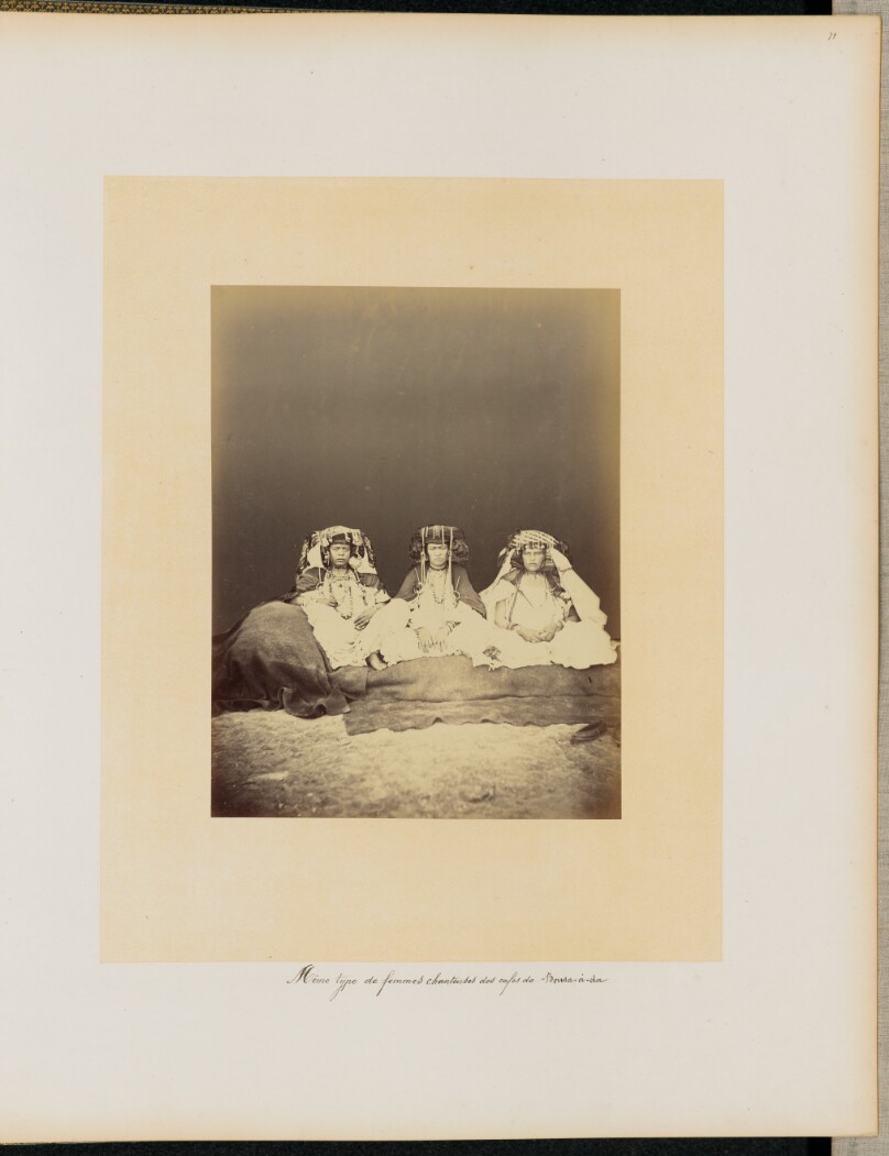 [Femmes chanteuses]