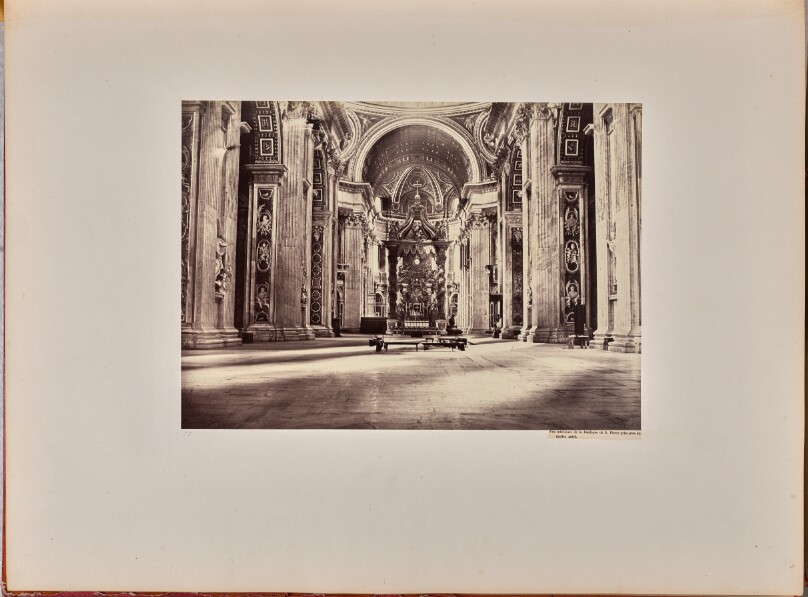 Vue intérieure de la Basilique de Saint Pierre prise près du maître autel