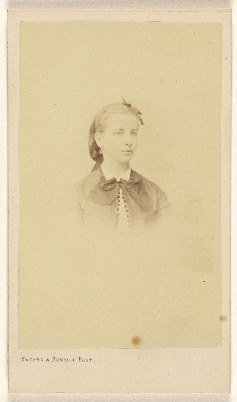 [Unidentified French woman, printed in vignette-style]