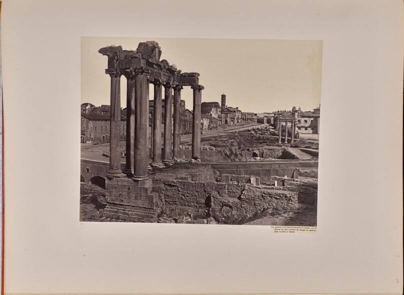 Vue générale du Forum Romain prise du Capitole; sur le devant les huit colonnes du Temple de Saturne, dans le fond le Colisée