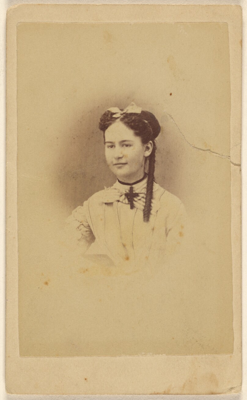 [Unidentified young women, printed in vignette-style]
