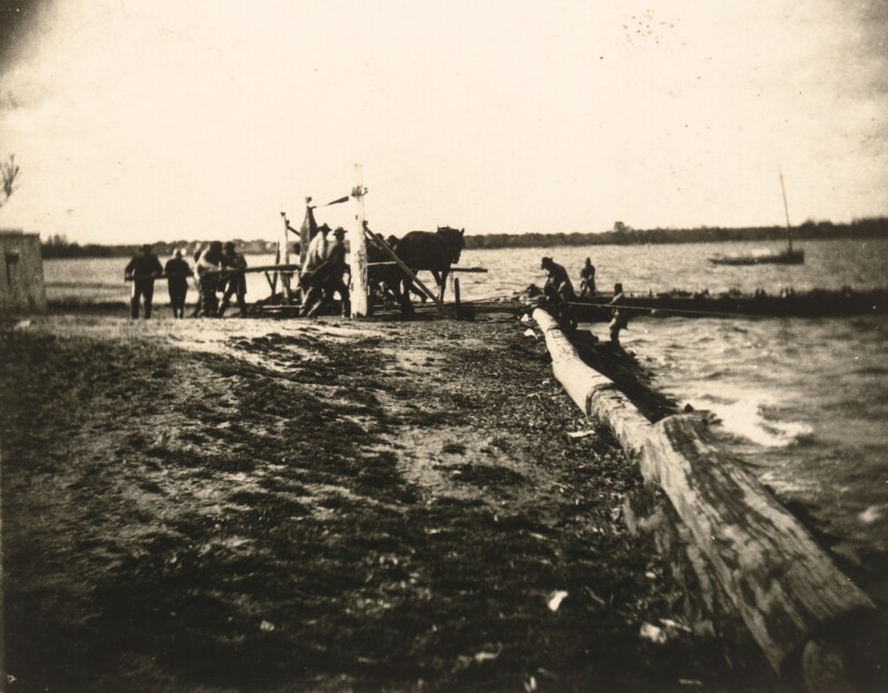 [Shad Fishermen Hauling the Net with a Capstan at Gloucester, New Jersey]