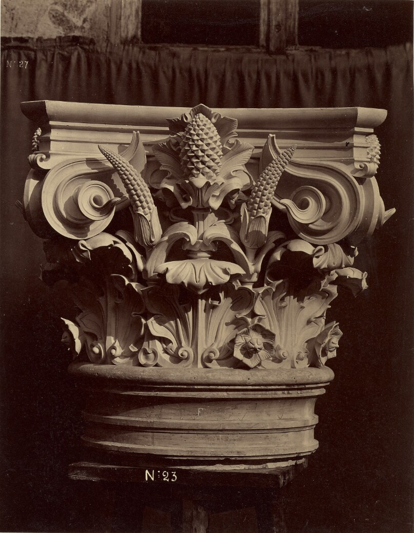 Chapiteau des colonnes des baies de la loggia. Facade principale.