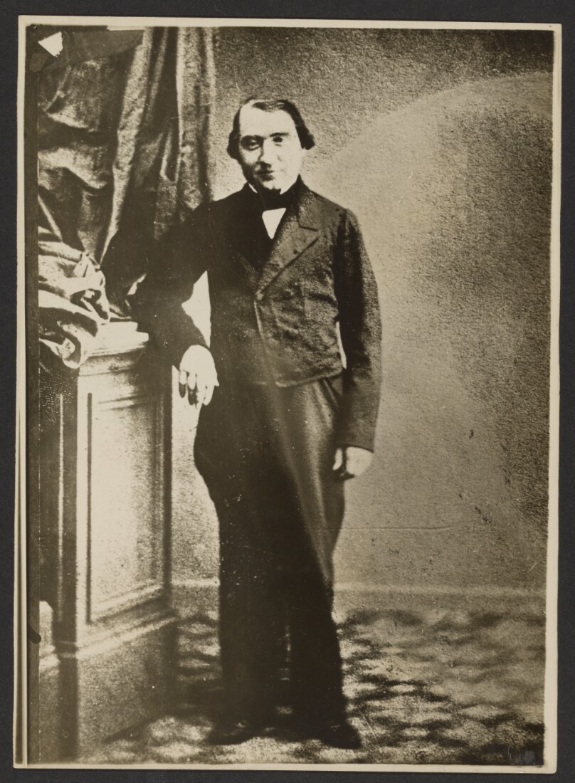 [Ernest Renan a 30 ans en costume]