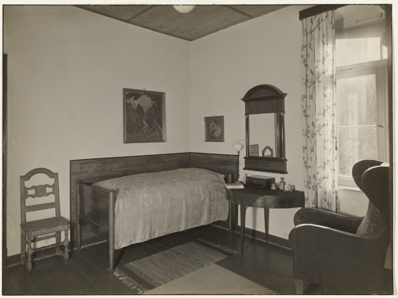 Sander's studio/home, Cologne: Mrs. Sander's bedroom (View of bed and dressing table) (Sander's Studio/Wohnung, Köln: Schlafzimmer (Blick auf Bett und Toilettentisch))
