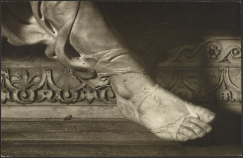 Foot of Angel with crown, by Bernardo Rossellino.