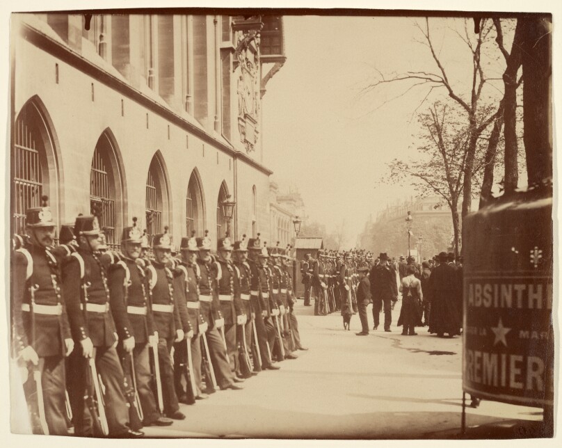 [Gardes Républicains devant le Palais de Justice (Republican Guards in front of the Palais de Justice)]