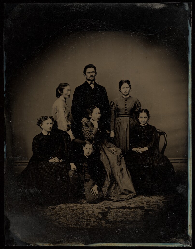 [Portrait of an unidentified family of seven members]