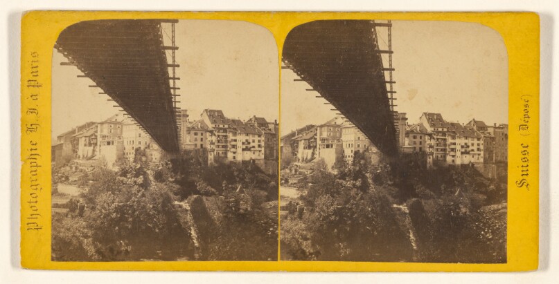 Fribourg. Vue prise sous le Pont suspendu.