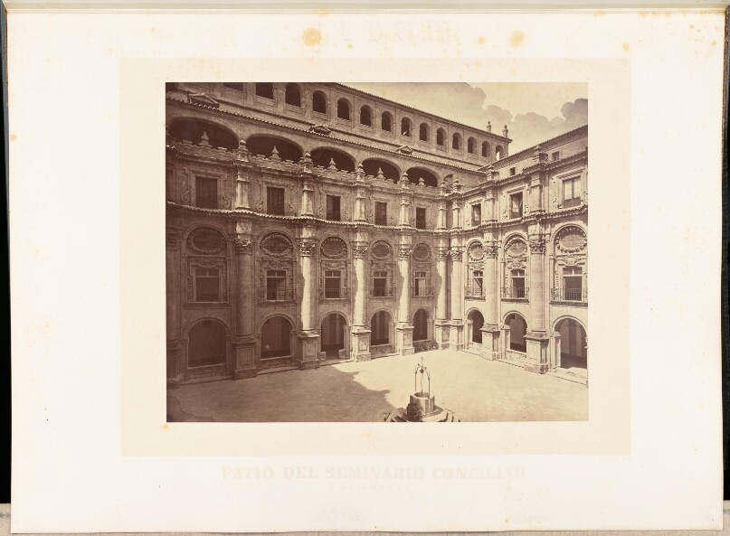 Courtyard of the conciliar seminary. (Patio del seminario conciliar)