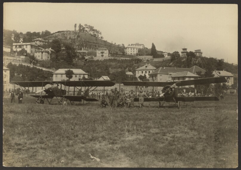 [Group between two airplanes]