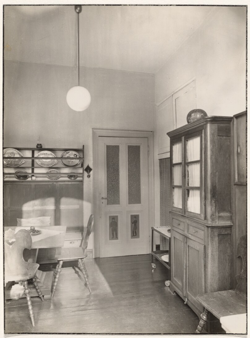 Sander's studio/home, Cologne: Kitchen (on right side entrance to the bath cabin) (Sander's Studio/Wohnung, Köln: Küche (rechts Eingang zur Badekabine)