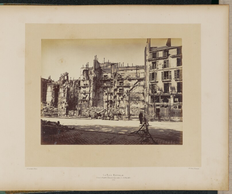 La Rue Royale (coin du Faubourg Saint-Honoré) incendiée le 24 mai 1871.