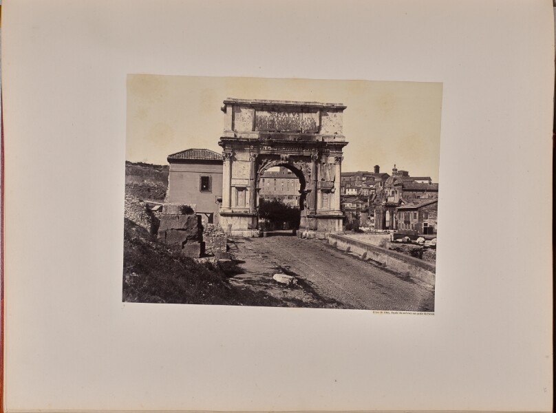 L'Arc de Titus, façade du sud avec une pârtie du Forum