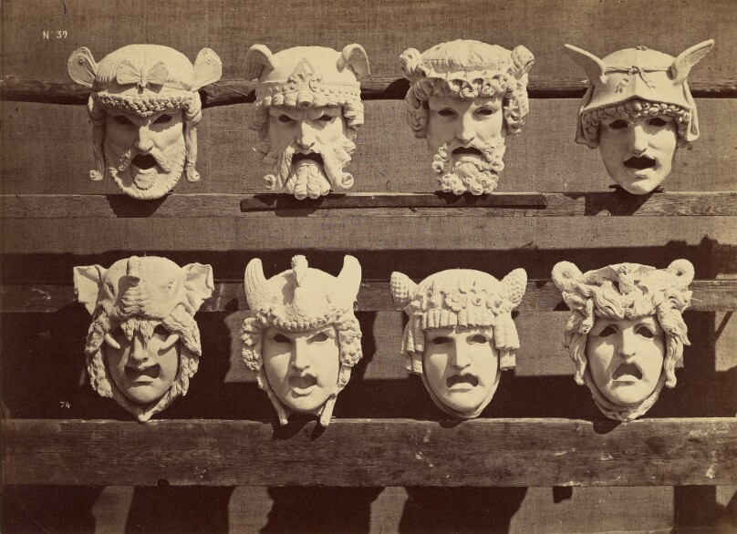 Masques des cheminées des batiments de l'administration.