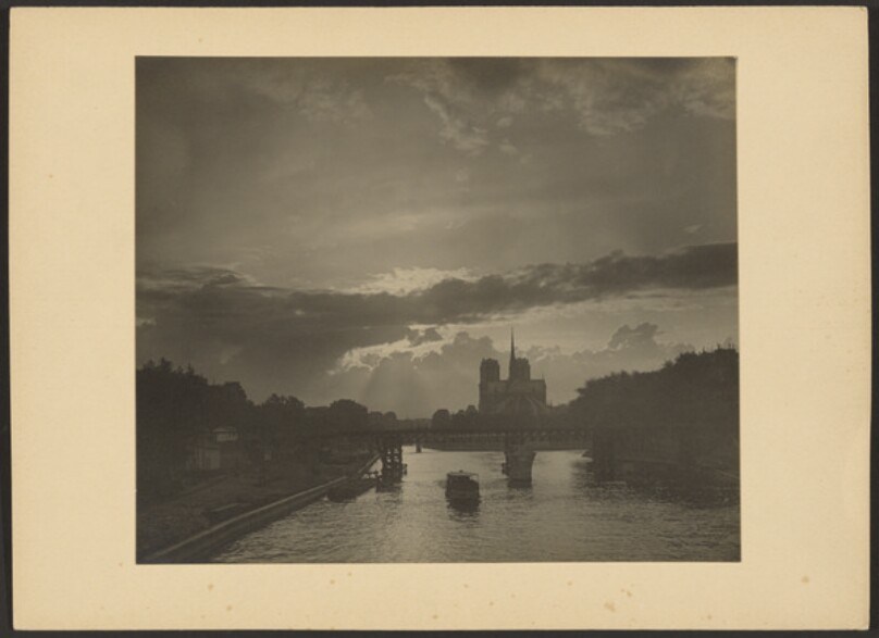 [Bridge on the Seine towards Notre-Dame]
