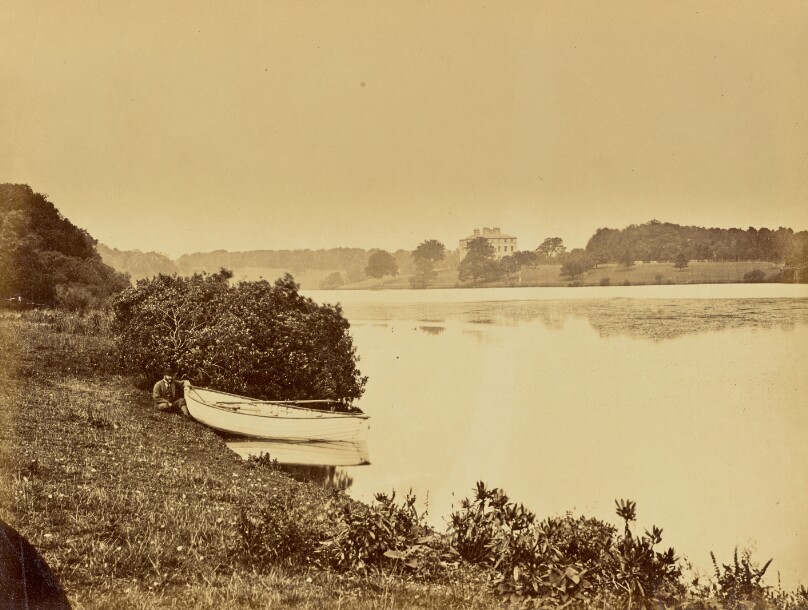 [Country House Facing the Water]