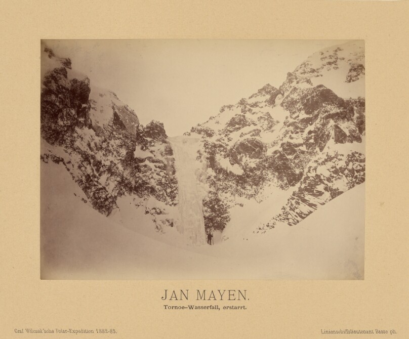 Jan Mayen, Tornoe-Wasserfall, erstarrt