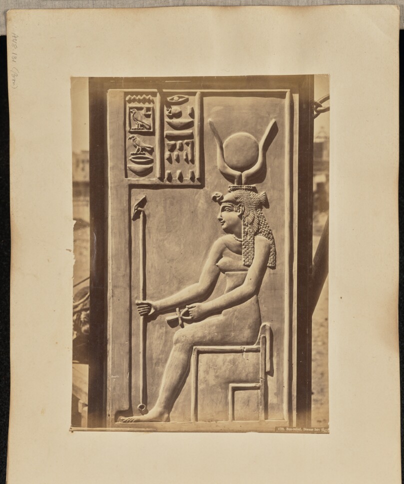 Bas-relief. Déesse Isis (Égypte)