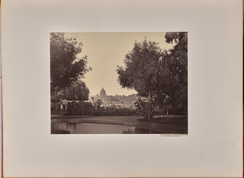 Vue de la Basilique de Saint Pierre et du Vatican prise derrière la fontaine du Monte Pincio