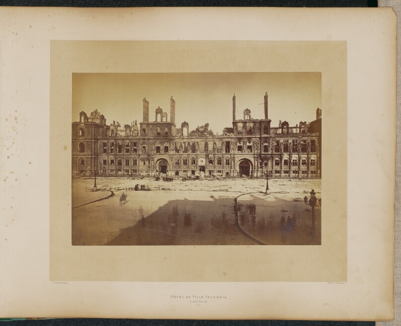 Hôtel de Ville incendié. Grande Façade.