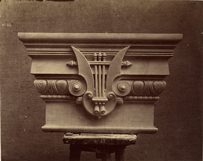 Chapiteau des pilastres du grand escalier.