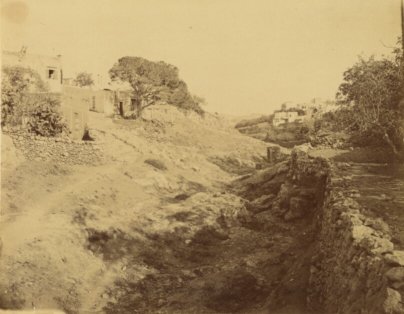 Kaleppa. [Old wall on the outskirts of town].