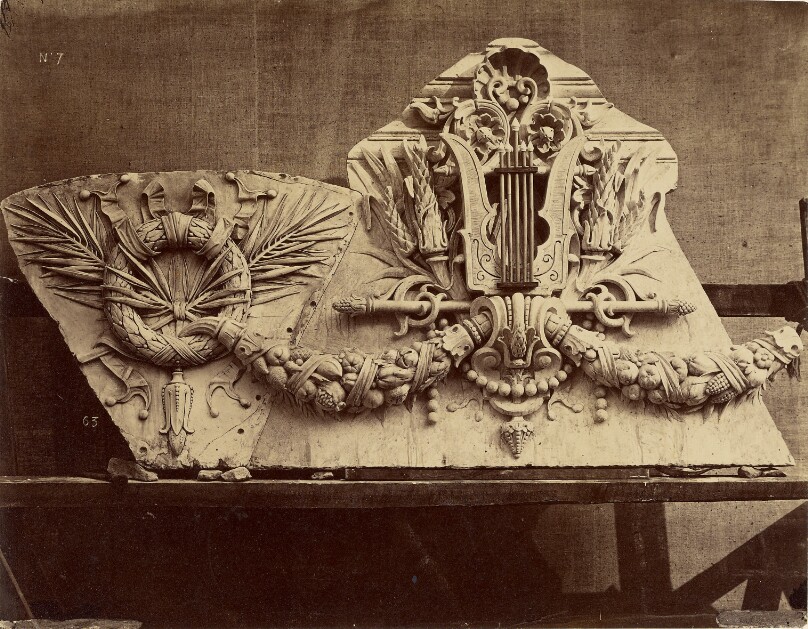 Motifs de décoration sur les piliers du vestibule circulaire.