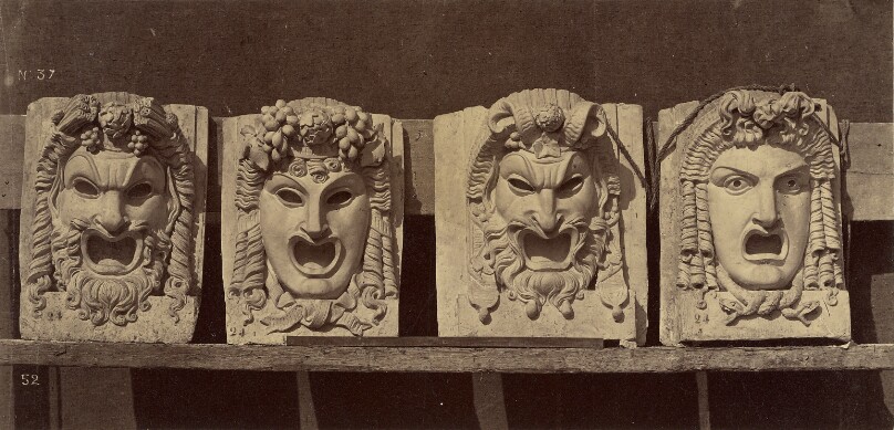 Masques des consoles. Baies de la loggia (facade principale).