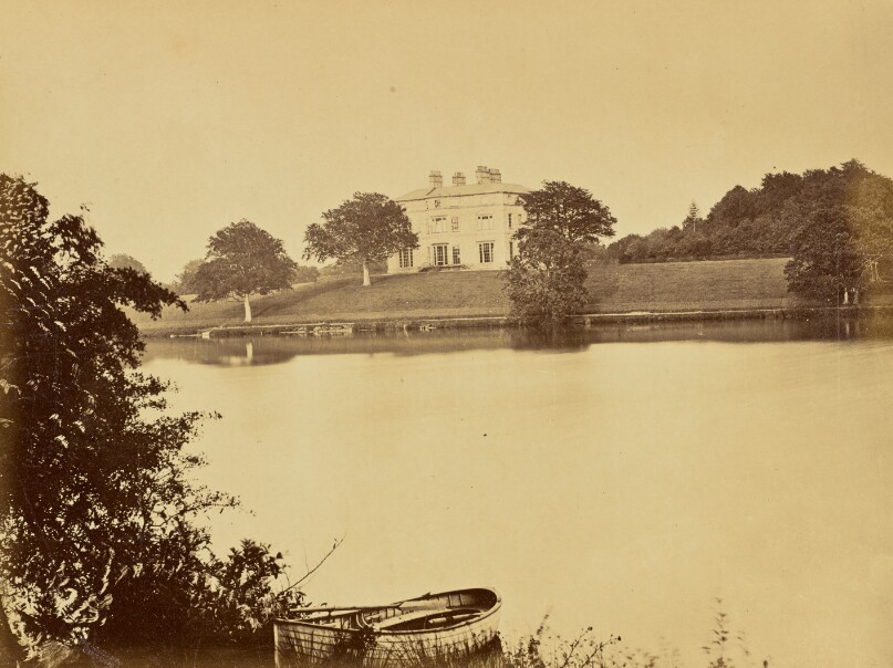 [Country House Facing the Water]
