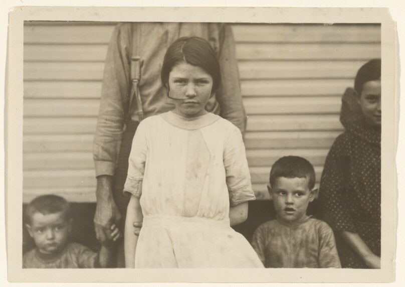 [Gracie Clark, Spinner, with Her Family, Huntsville, Alabama]