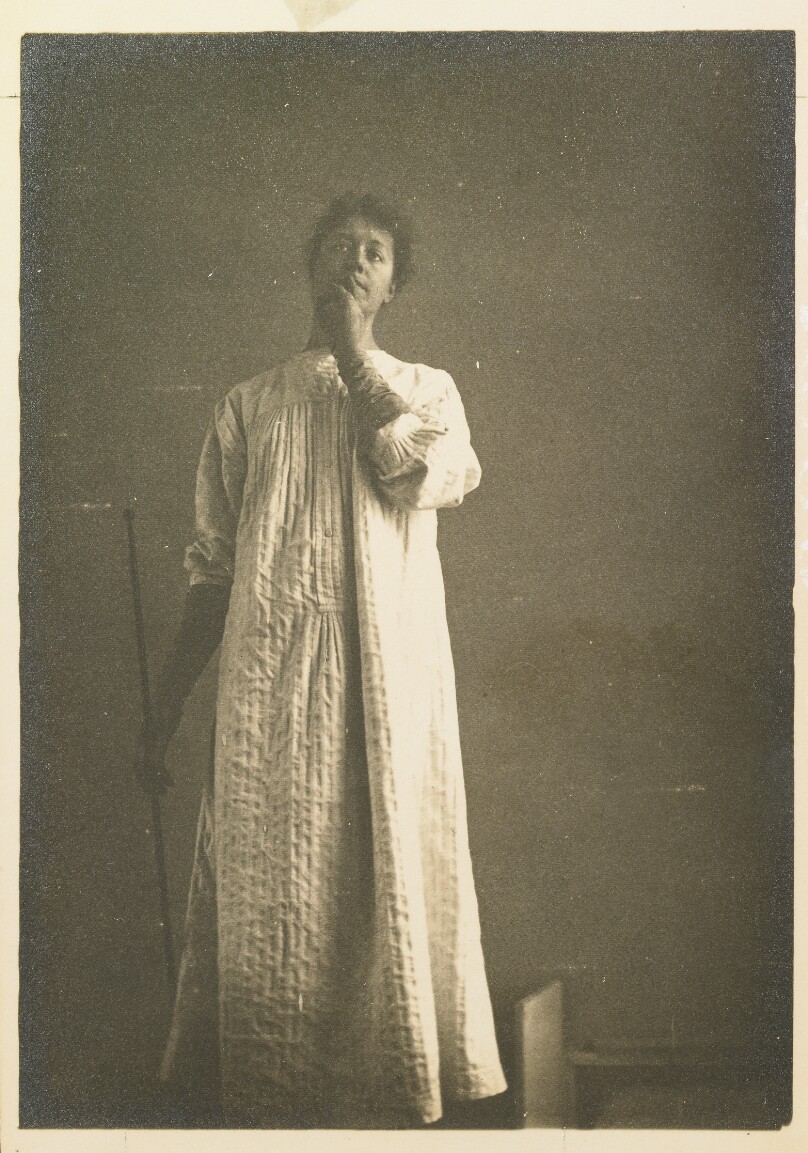 Femme en chemise, la main devant la bouche