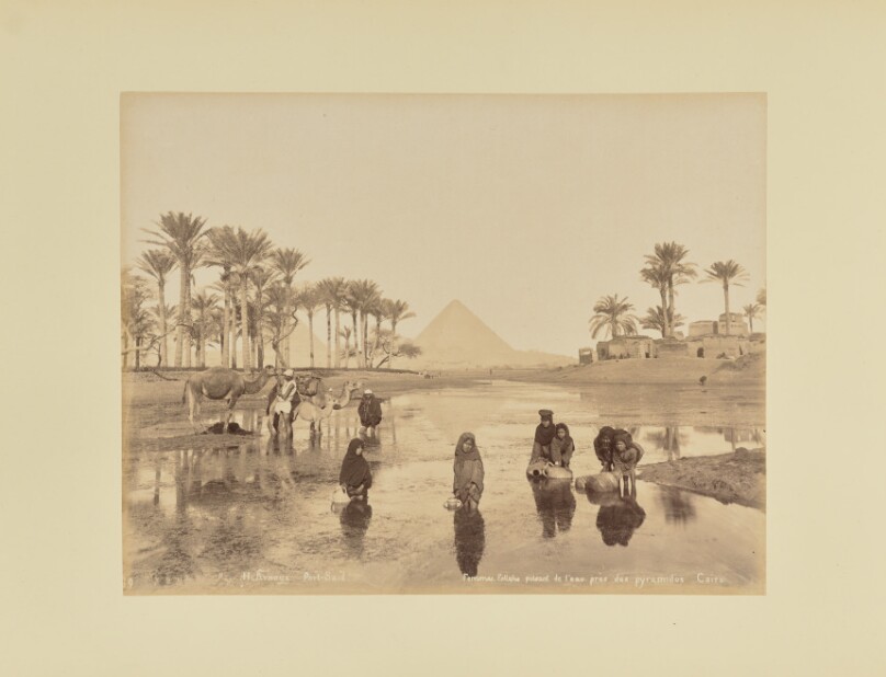 Femmes, Fellahs puisant de l'eau près des pyramides, Caire
