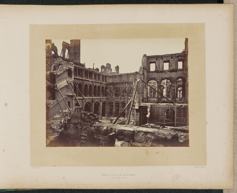 Hôtel de Ville incendié. Intérieur des Cours.