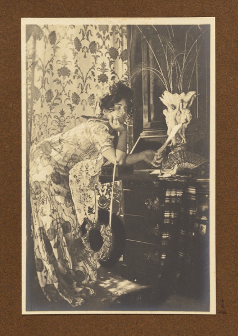 [Woman reading letter]