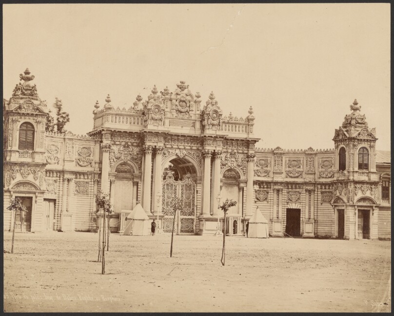 Porte du palais Imperial de Dolma Bagtche au Bosphore