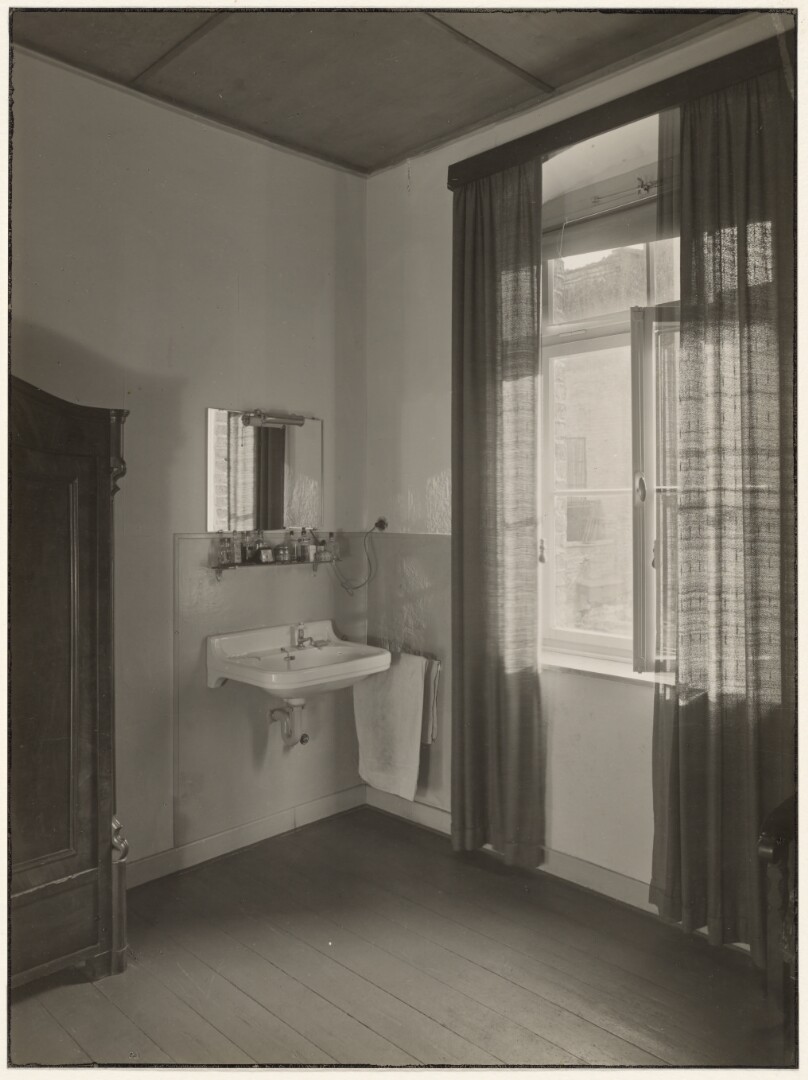 Sander's studio/home, Cologne: August Sander's bedroom (washing niche) (Sander's Studio/Wohnung, Köln: Schalfzimmer August Sander (Waschnische))
