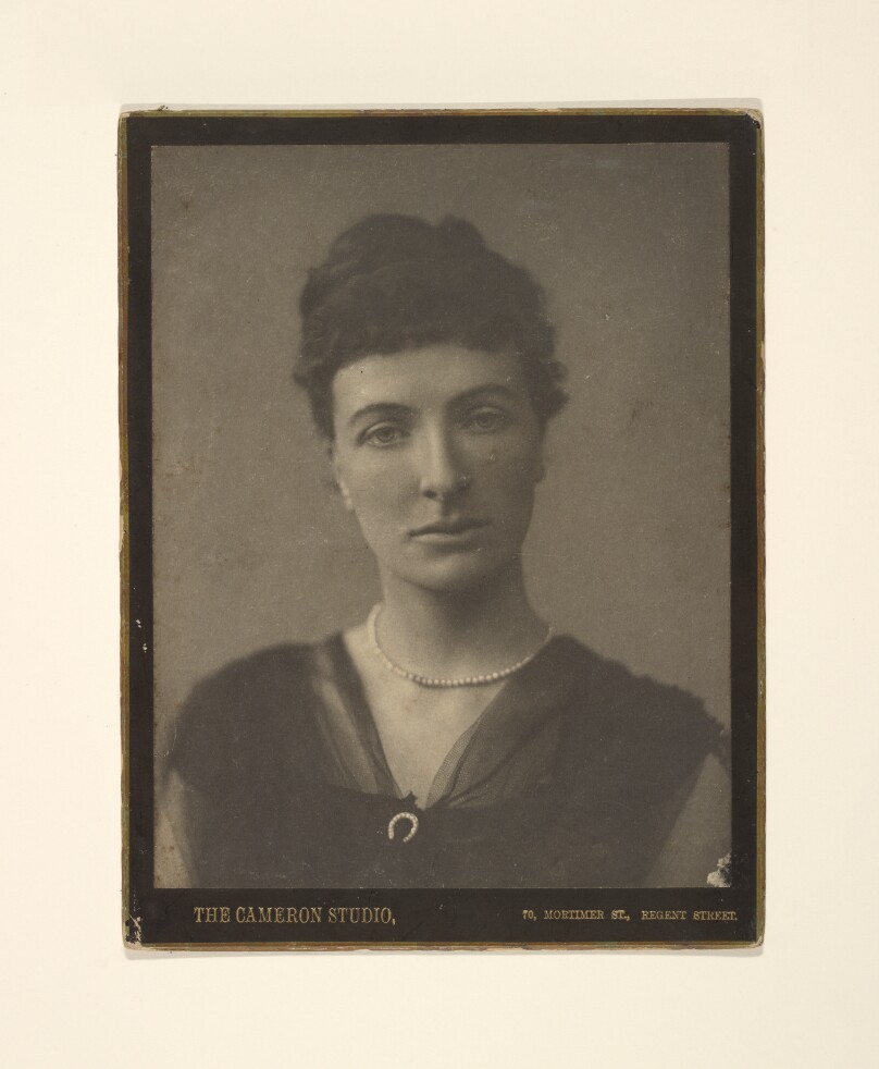 [Portrait of an unidentified woman]