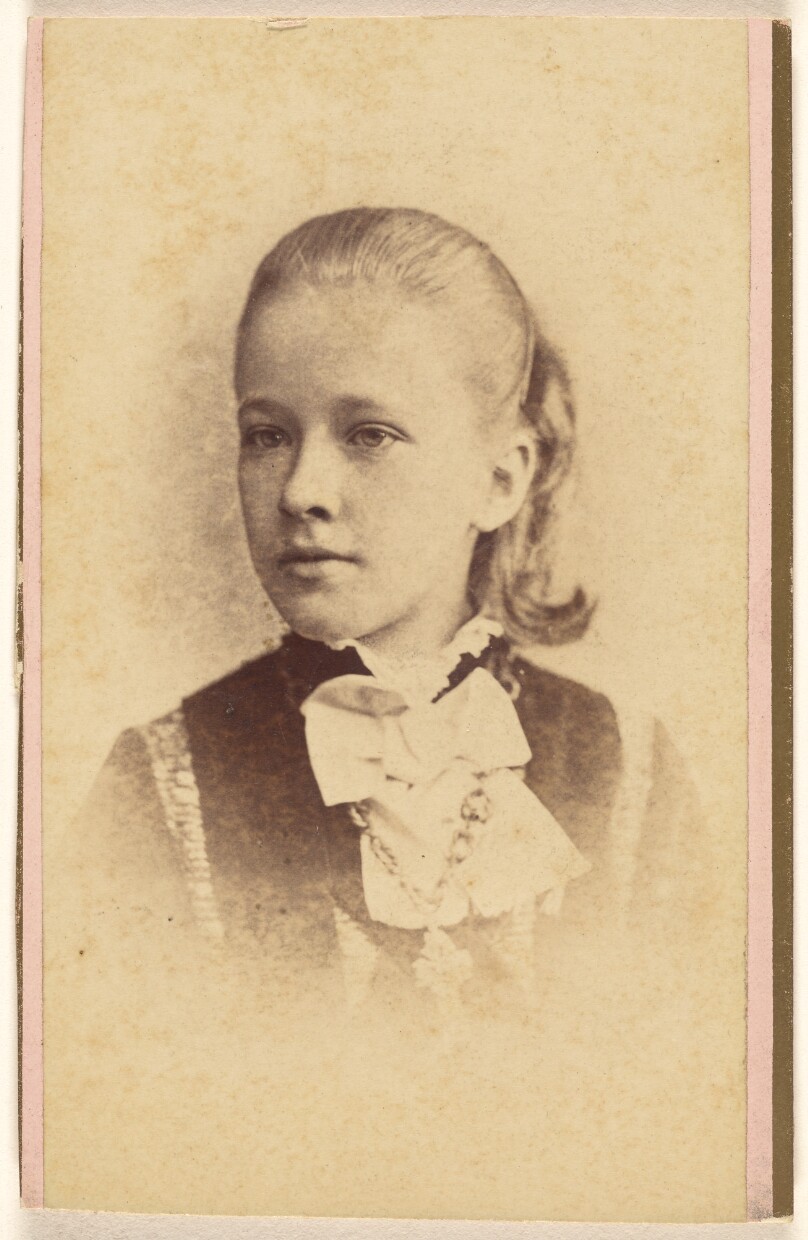 [Unidentified young girl, printed in vignette-style]