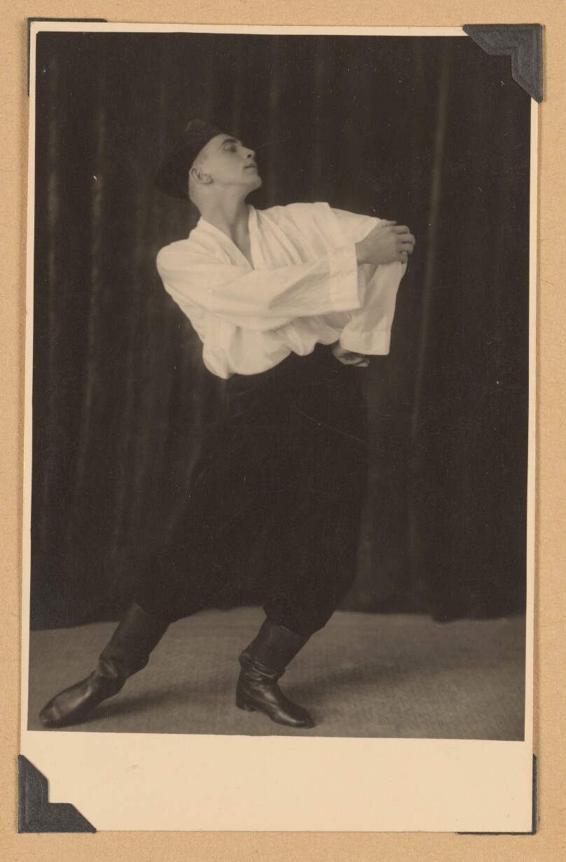 [Harald Kreutzberg in costume from Stravinsky-Suite]