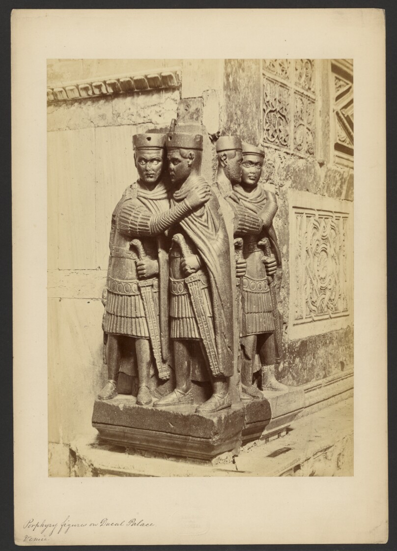 Le 4 figure di porfido presso la porta del Palazzo ducale