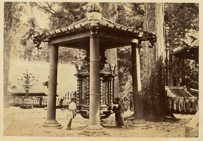 [The Oranda dōrō at the Nikkō Tōshō-gū shrine]