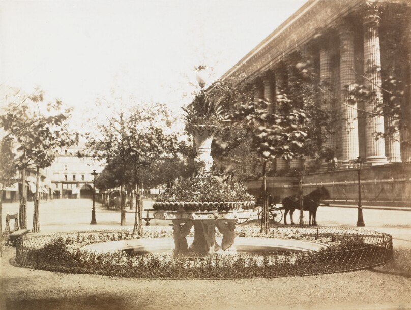 [Fountain, Place de la Madeleine, Au fond, le passage de la Madeleine]