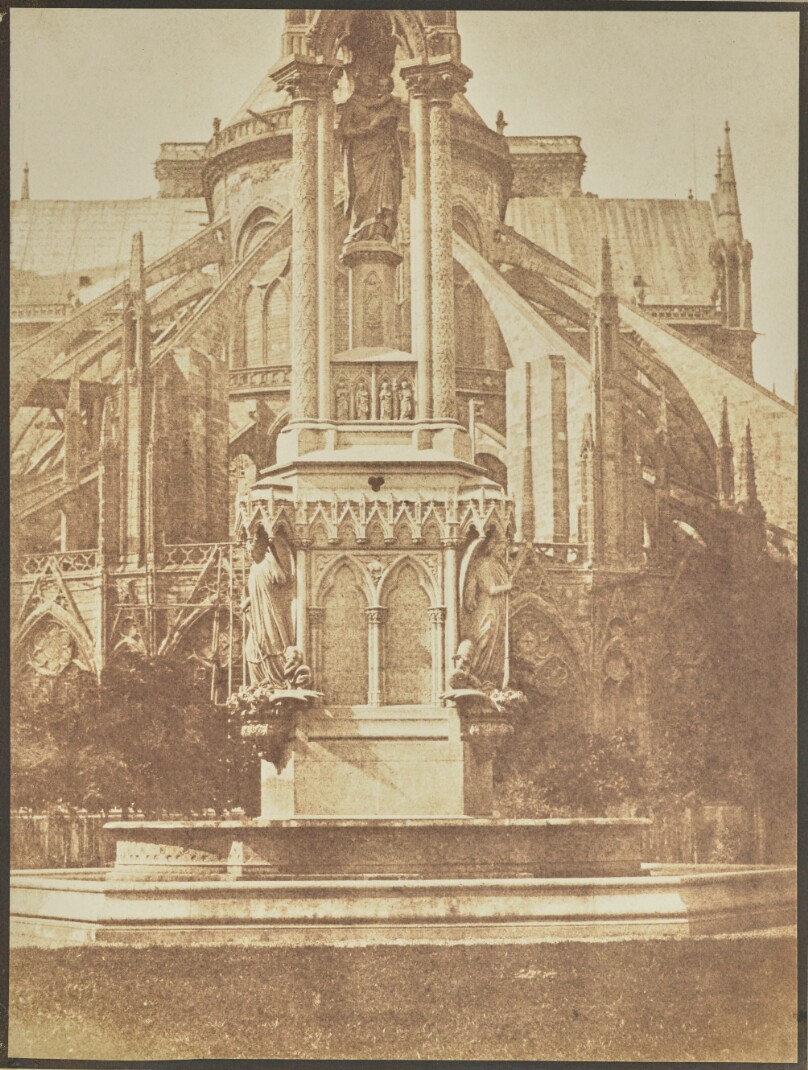 [Fontaine de la Vierge, behind the Apse of Notre-Dame]