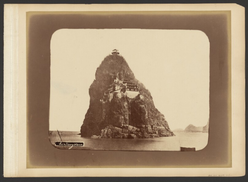[Little Orphan Island and Monastery, Yangtze River]