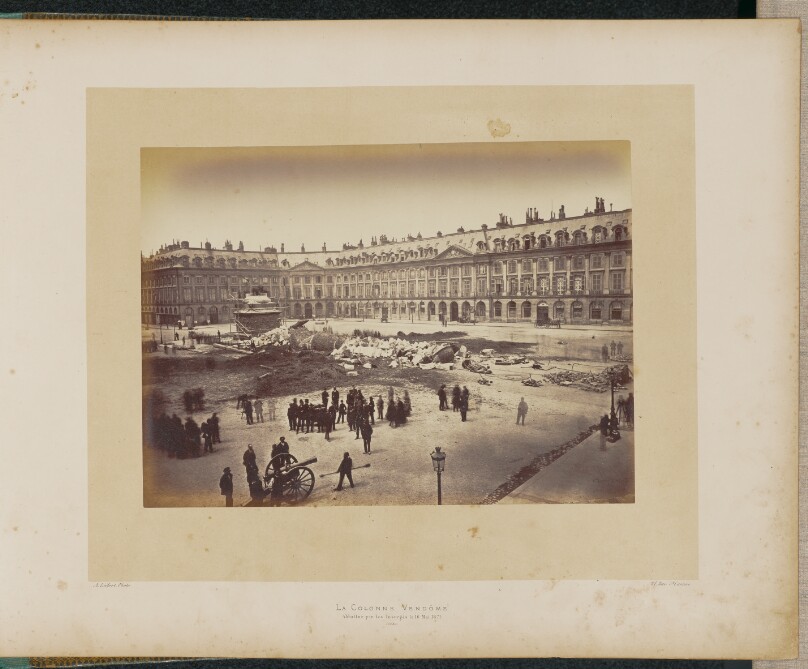 La Colonne Vendôme abattue par les insurgés le 16 mai 1871.