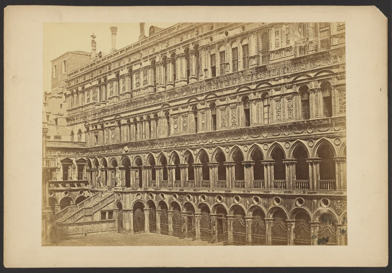 Aile occidentale dans la Cour du Palais Ducal